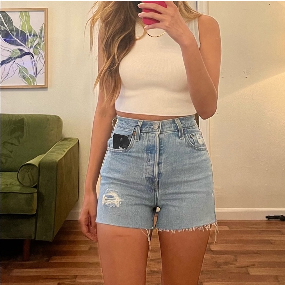 Levi’s Ribcage high rise shorts